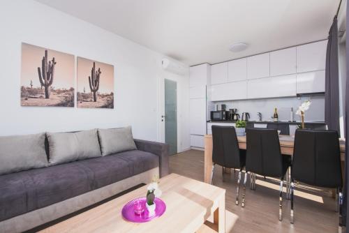 Superior Two-Bedroom Apartment with Terrace and Sea View image 6