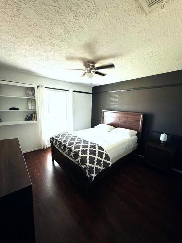 Super Cozy 4 Bedroom - Sleeps 10 Great for families and professionals, Houston (TX), Texas