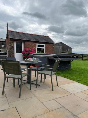 Newton Hall farm cottage with amazing views & hot tub