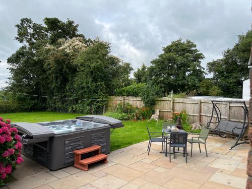 Newton Hall farm cottage with amazing views & hot tub