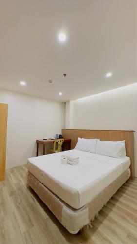 Queen Room image 5