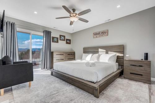 Regal Chateau - King Workspace Scenic Views in Colorado Springs, USA