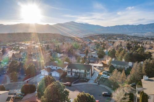Regal Chateau - King Workspace Scenic Views in Colorado Springs, USA