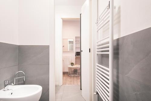 Compact and charming studio Porta Venezia - image 9