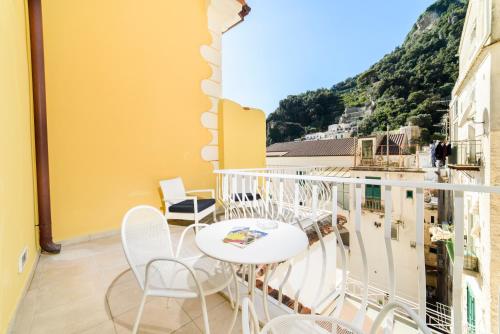 Double Room with Balcony image 10