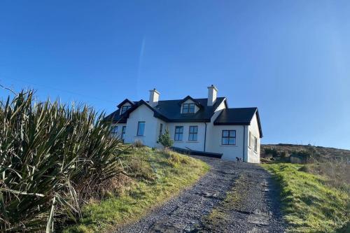 Drop Anchor House, Spacious 3 bedroom apartment, fabulous sea views in Cleggan