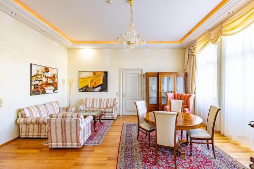 แกรนด์โฮเต็ลซีวอน (Grandhotel Zvon) in เชสเก บุดเยยอวีตเซ