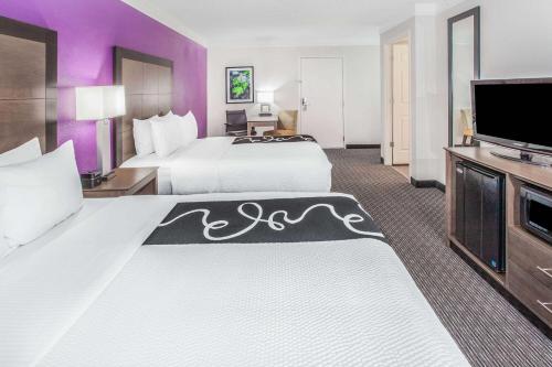 2 queen beds