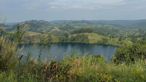 Apkārtne, Top of the World Lodges Fort Portal in Kibale