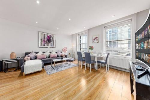 3 Bedroom Apartment in Haymarket Central London Sleep 10 HY2, London