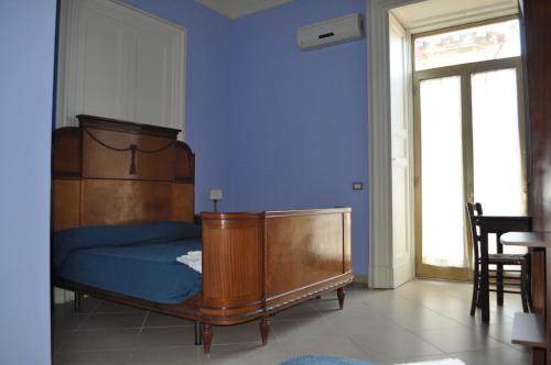1 queen bed, 2 twin beds