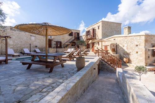 Viesnīcas āriene, Stone Court Boutique Studios in Miliou
