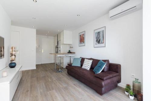 Haven of Peace 1-Br Terrace with Sea View & Pool 2