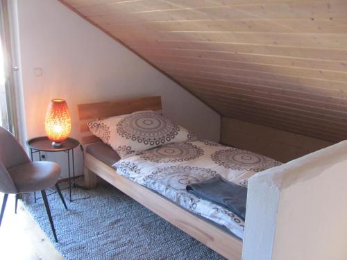 B&B Trunkelsberg - Dachstudiozimmer mit 2 Betten und Balkon mit WG Bad Airport nah freies W-Lan - Bed and Breakfast Trunkelsberg