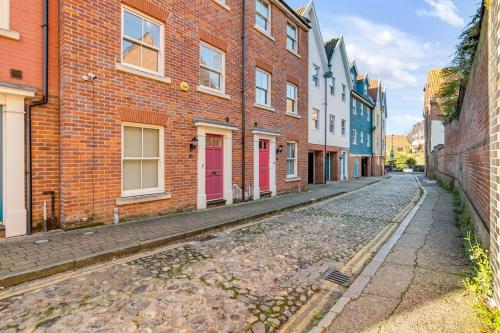 Seven Space Central Town House with Parking