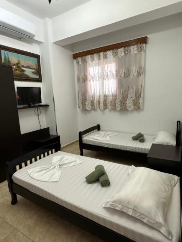 2 twin beds