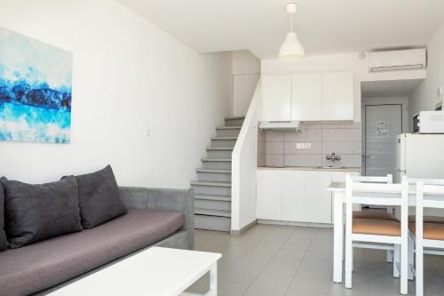 Deluxe One-Bedroom Apartment with Terrace and Pool View - Split Level room in Lantiana Napa Aparthotel