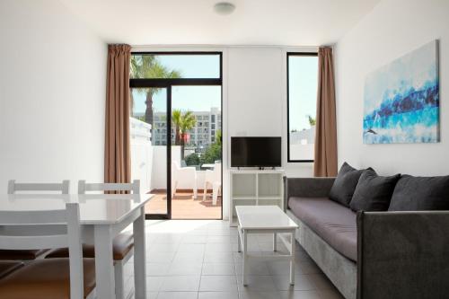 Deluxe One-Bedroom Apartment with Terrace and Pool View - Split Level image 5