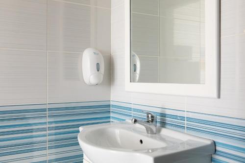 Deluxe One-Bedroom Apartment with Terrace and Pool View - Split Level image 6