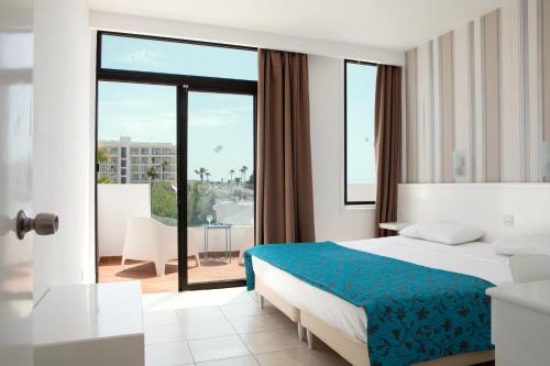 Deluxe One-Bedroom Apartment with Terrace and Pool View - Split Level image 7