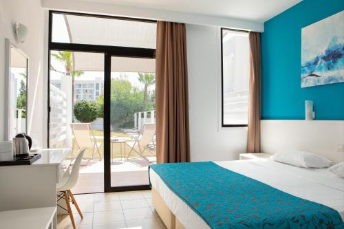 Double or Twin Room with Easy Pool Access image 6