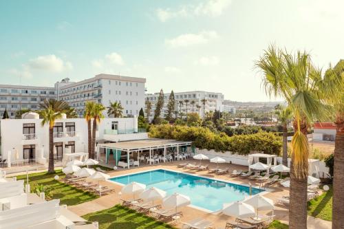 Deluxe One-Bedroom Apartment with Terrace and Pool View - Split Level image 9