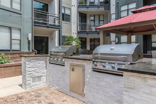 Spacious 2BD with Private Balcony and Free Parking Spacious 2BD with Private Balcony and Free Parking