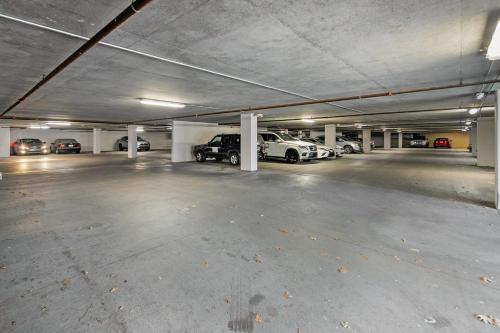 Spacious 2BD with Private Balcony and Free Parking Spacious 2BD with Private Balcony and Free Parking