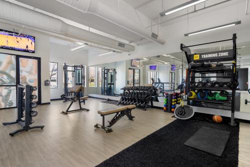 Spacious 2BD with Private Balcony and Free Parking Spacious 2BD with Private Balcony and Free Parking