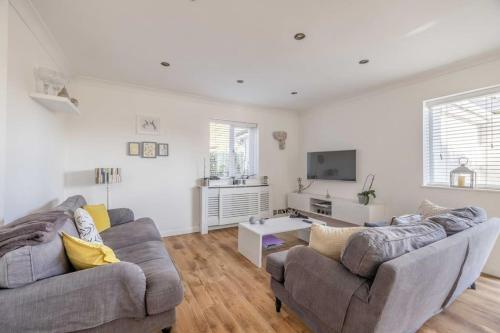 Spacious 5-Bedroom Family Home in Windsor