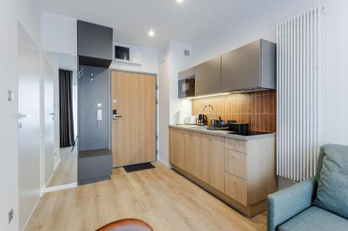 Stylowe Studio Very Berry w Poznaniu z Parkingiem i Balkonem by Noclegi Renters - image 5