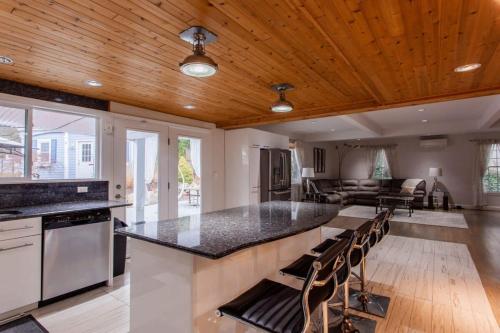 Stay On The Cape Vacation Rentals : Large Family Home With Pool Come Enjoy The Cape detail