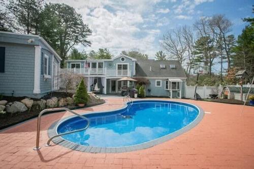 Stay On The Cape Vacation Rentals : Large Family Home With Pool Come Enjoy The Cape