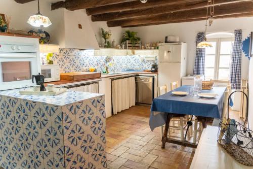 Konyha, Mas Gran de Cruïlles - Mas Rural - Hotel & Events (Mas Gran de Cruilles - Mas Rural - Hotel & Events) in Monells