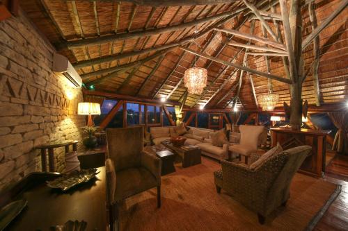 Koplietošanas atpūtas telpa ar TV, Serena Mivumo River Lodge in Logeloge