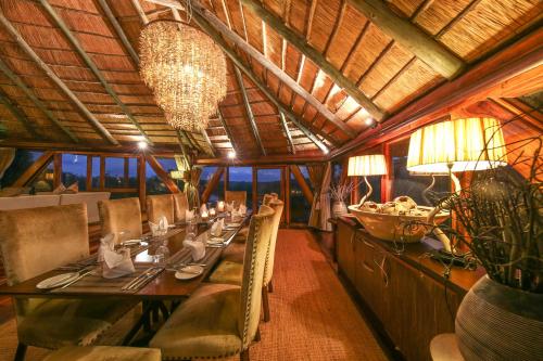 Restorāns, Serena Mivumo River Lodge in Logeloge