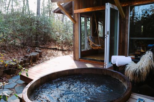 The Forest Bathhouse - Sauna, Soak, & Luxury in Fairview, Vereinigte Staaten von Amerika