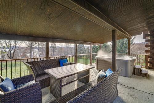Peaceful Poconos Cabin Less Than 1 Mi to Lake Henry! in Lake Ariel, USA