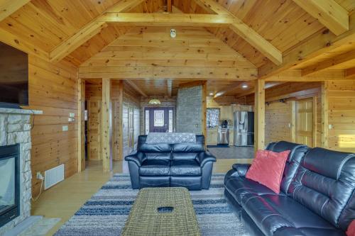 Peaceful Poconos Cabin Less Than 1 Mi to Lake Henry! in Lake Ariel, USA