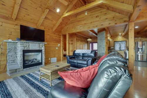 Peaceful Poconos Cabin Less Than 1 Mi to Lake Henry! in Lake Ariel, USA