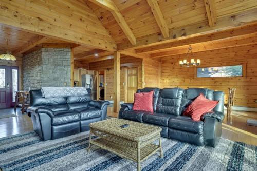 Peaceful Poconos Cabin Less Than 1 Mi to Lake Henry! in Lake Ariel, USA