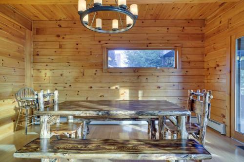 Peaceful Poconos Cabin Less Than 1 Mi to Lake Henry! in Lake Ariel, USA