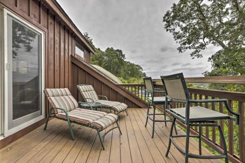 Private Guest House with Deck and Spectacular Views!