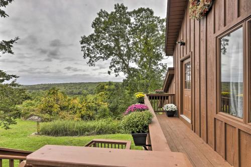Private Guest House with Deck and Spectacular Views!