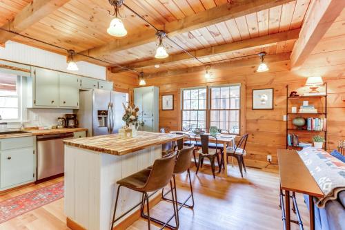 Charming Ellijay Cabin with Deck and Private Hot Tub!