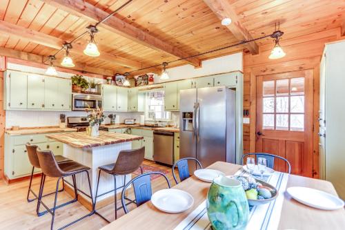 Cozy Ellijay Cabin Hot Tub, Yard, and Resort Access in Ellijay, USA