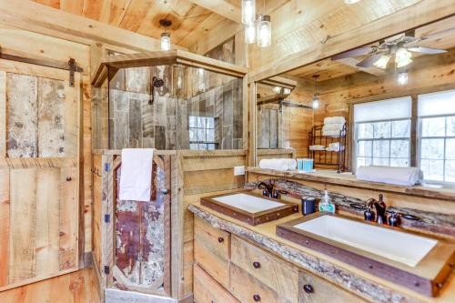 Charming Ellijay Cabin with Deck and Private Hot Tub!