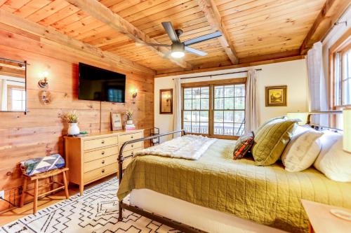 Charming Ellijay Cabin with Deck and Private Hot Tub!