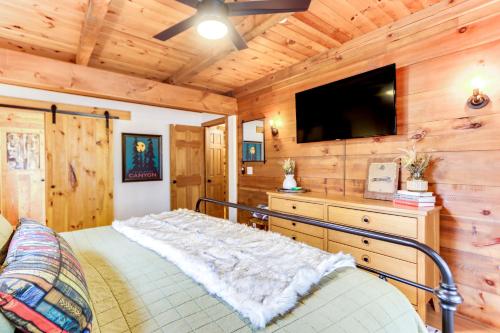 Charming Ellijay Cabin with Deck and Private Hot Tub!