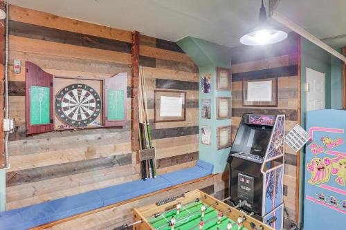 Pet-Friendly Cabin with Fire Pit and Game Room! in Skyforest